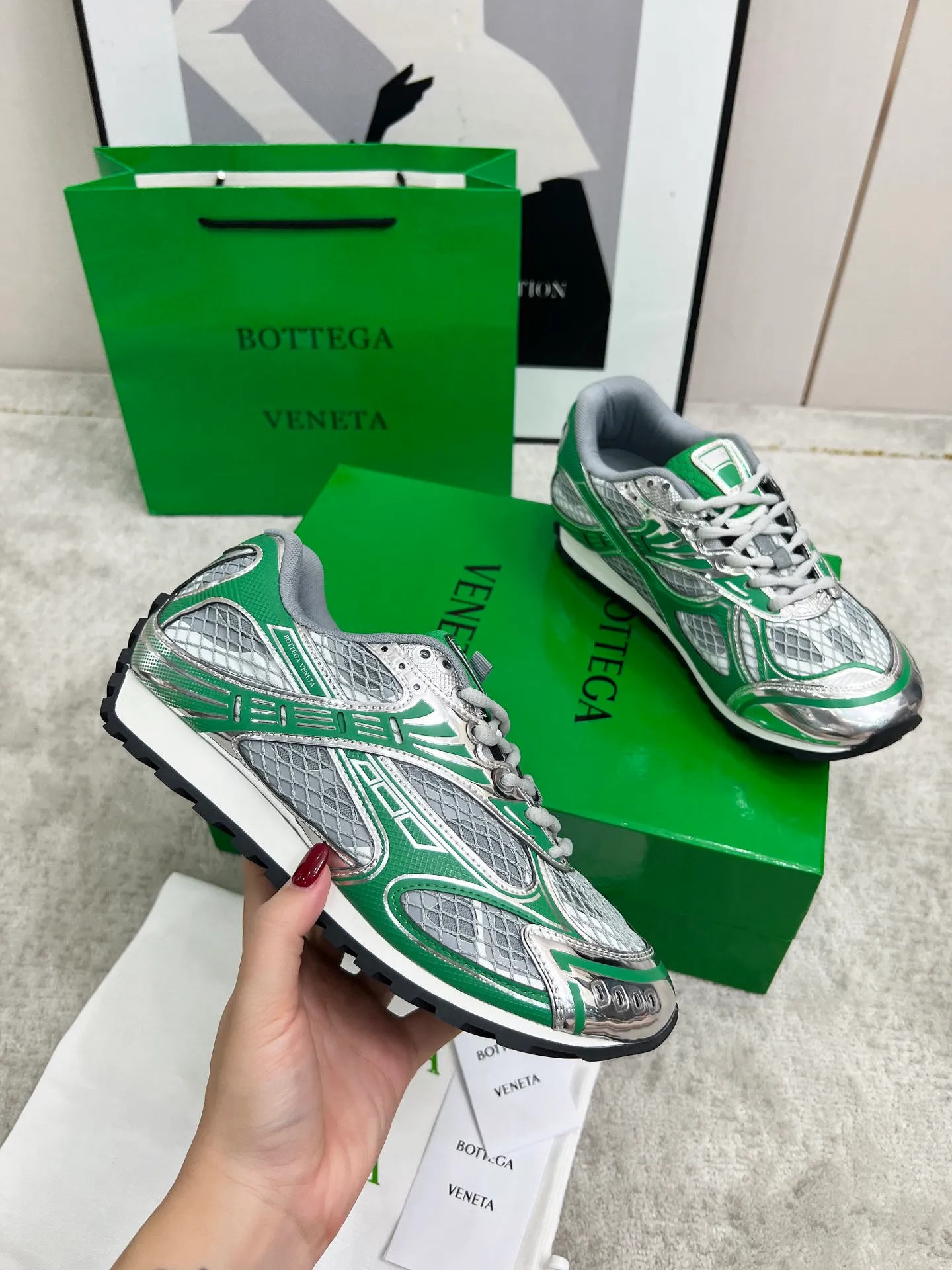 P540. Top version (couples model) Bottega Veneta Bottega Veneta 23ss autumn and winter show BV Orbit sneakers Wang Yibo's same style couples casual shoes dad shoes! Runner sneakers! Original purchase and development!  Made of original lightweight technical mesh fabric, the same as the original version! The process is complicated!  Paired with a rubber outsole designed with a geometric pattern, the high version of the Wang Zha series is actually much taller, but the legs still look slim. Very nice. Durable and playable, standard and version-matching shoe package technology, look for high-end versions. The original outsole is exclusively molded, and the color-blocked TPU outsole is used. The material and weight are the same as the original!  Size: #Female 35-41 (40 and 41 customized sizes are non-refundable) Male 39-45 (45 size customized are non-returnable and exchangeable)